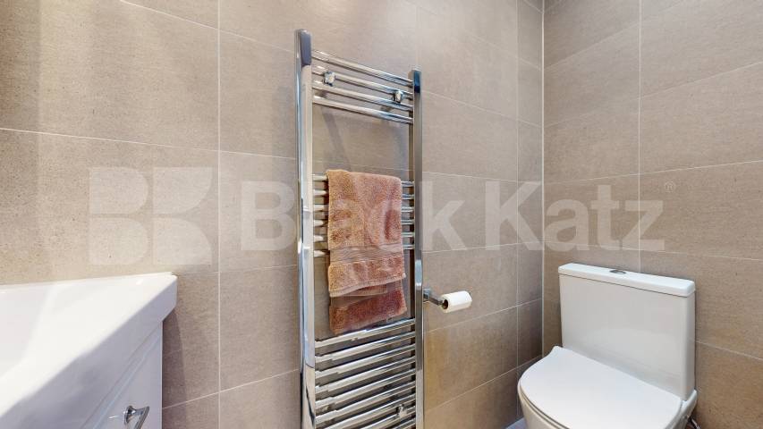 Lovely two bed set within a period house close to Tube & Shops Finchley Road, Finchley Road / Swiss Cottage